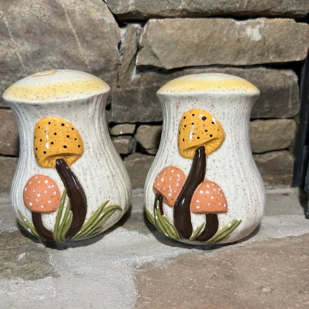 Vintage LJC Ceramic Mushroom Salt Pepper Set Kitschy Grannycore